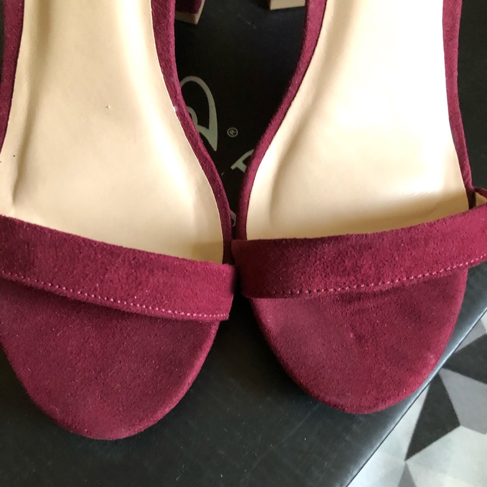 🛑🛑SOLD🛑🛑Cute and Sexy Burgundy Heels. - Picture 4 of 8